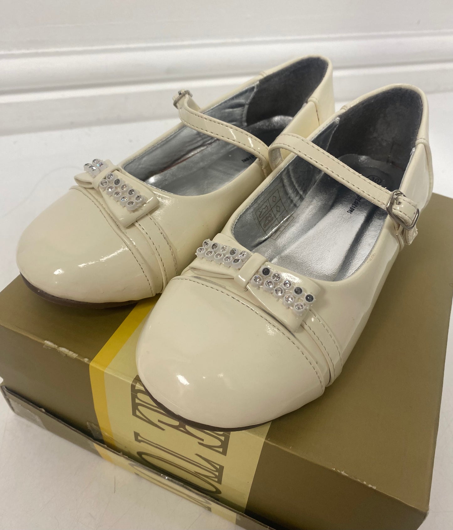 Cream occasion shoes with bow size 12(30)