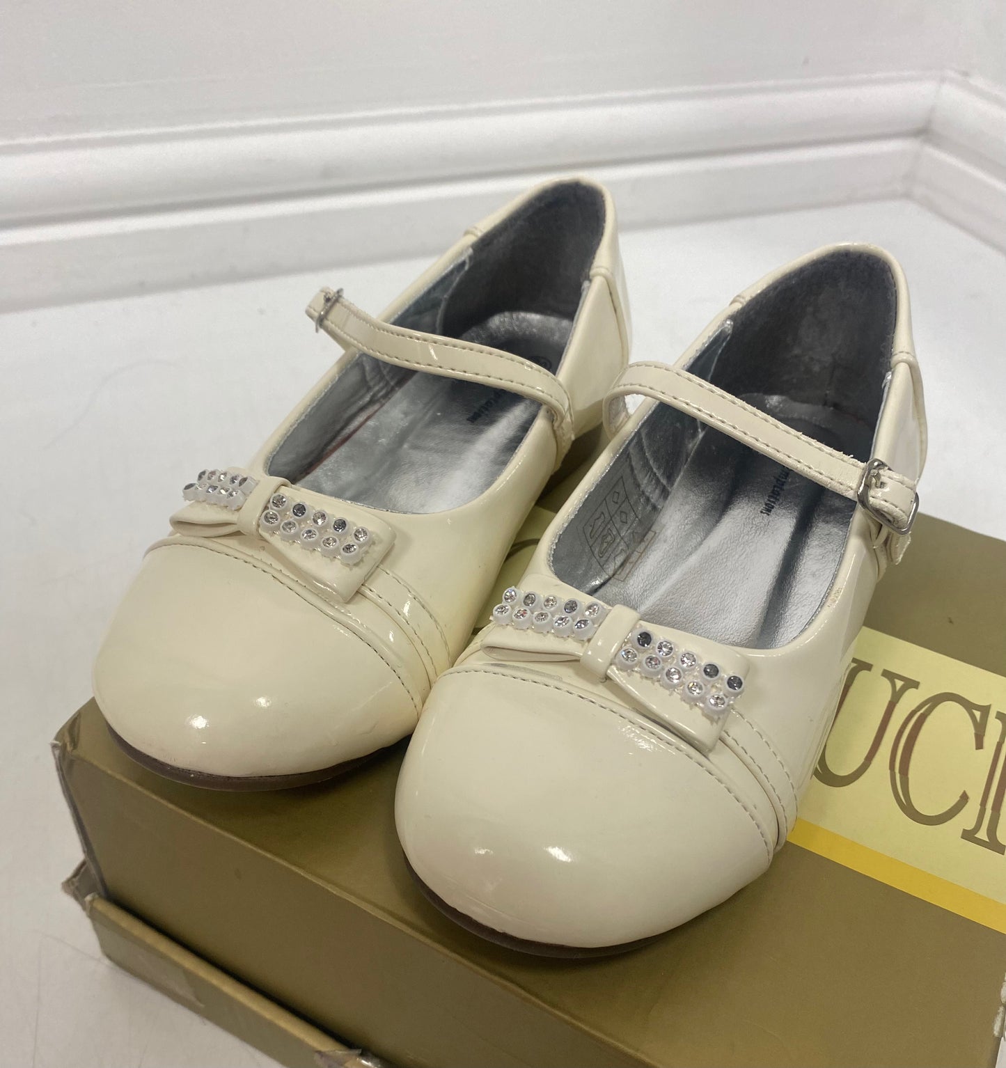Cream occasion shoes with bow size 12(30)