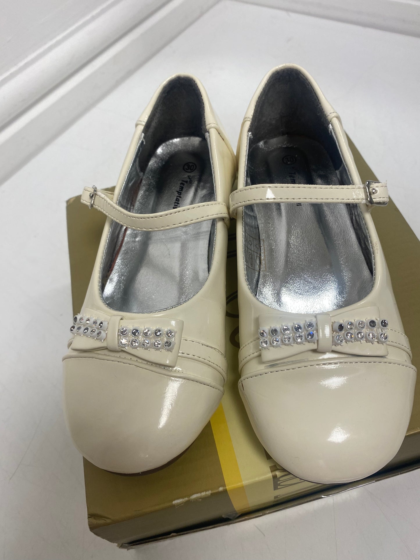 Cream occasion shoes with bow size 12(30)